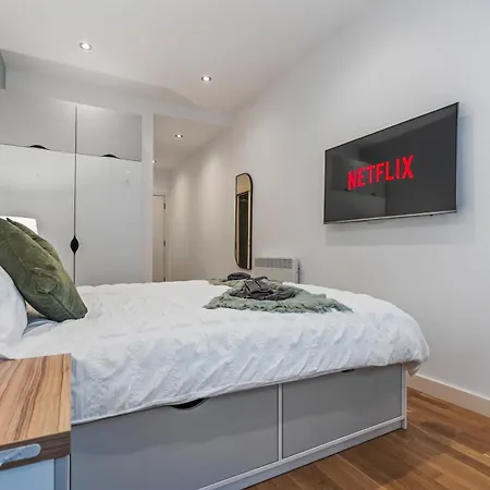 Spacious Flat - Sleeps 8 - Centre * Leeds (West Yorkshire)