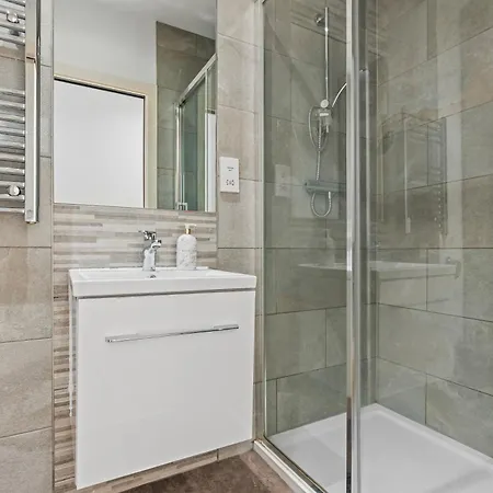 Apartment Spacious Flat - Sleeps 8 - Centre *